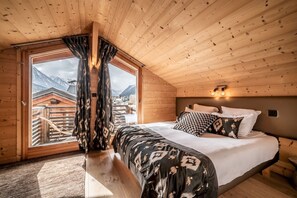 5 bedrooms, iron/ironing board, internet, bed sheets