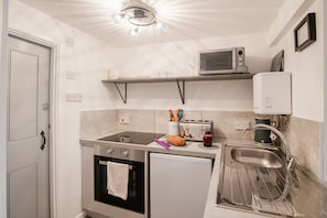 Frigorífic, microones, forn i utensilis de cuina, vaixella i coberteria