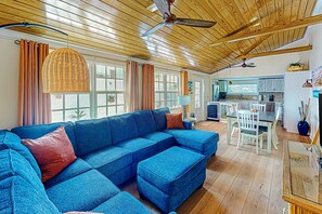 TV - Dog-friendly condo near beach with pool, grill, outdoor shower, W/D, AC (Key West)