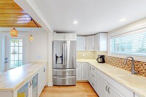 Fridge, microwave, oven, stovetop - Dog-friendly condo near beach with pool, grill, outdoor shower, W/D, AC (Key West)