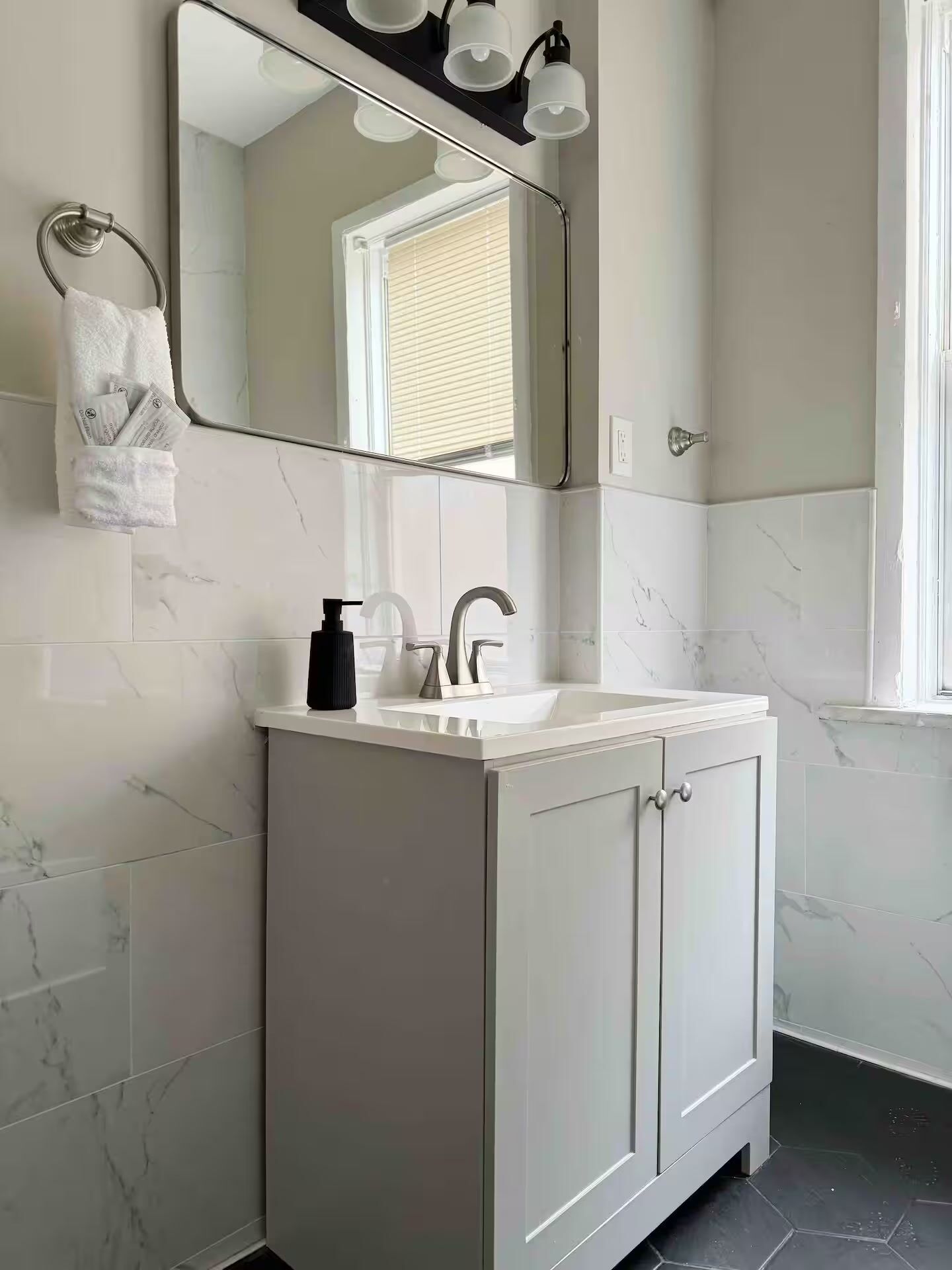 吹风机、毛巾、肥皂、洗发水