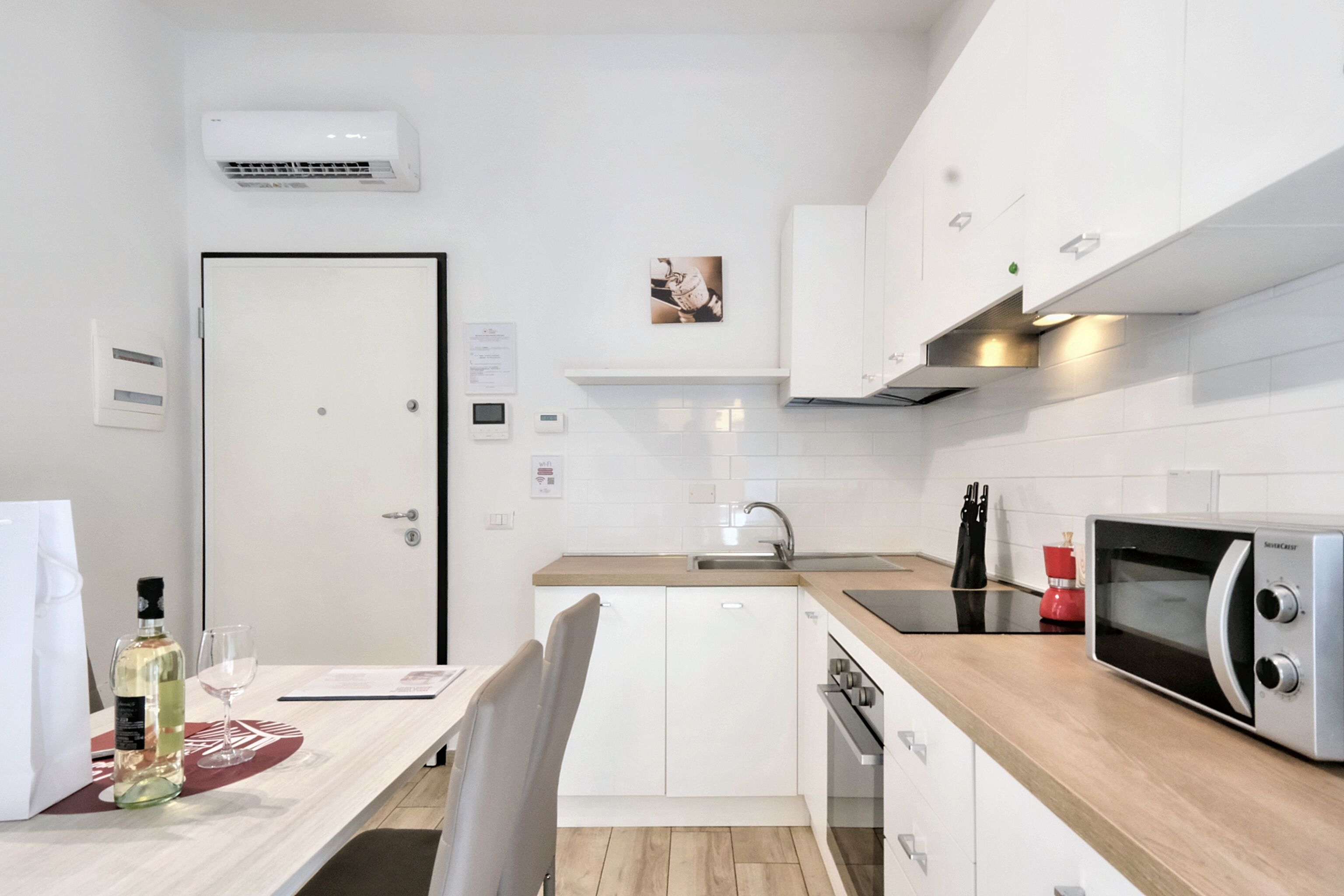 Apartamento Confort, balcón, vistas a la ciudad | Cocina privada | Frigorífico, microondas, horno y placa de cocina