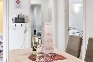 Comfort Apartment, Balcony, City View | Private kitchen | Fridge, microwave, oven, stovetop - Wine Apartments Florence Bardolino (Florence)