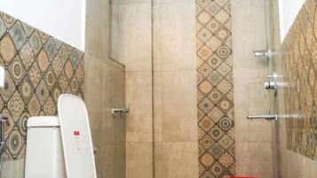 Standard Room | Bathroom | Shower, free toiletries, towels