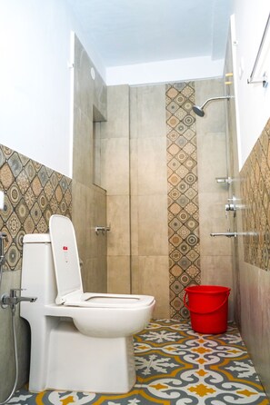 Shower, free toiletries, towels