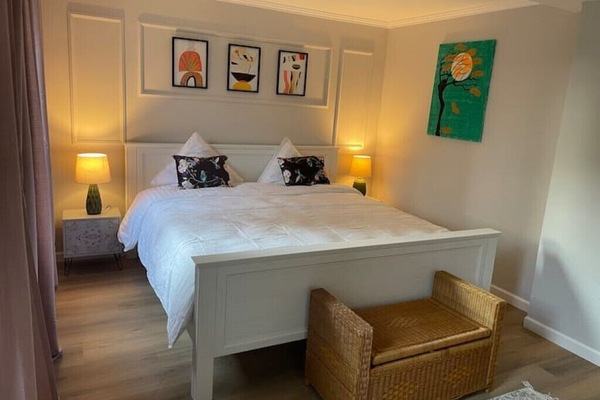 1 slaapkamer, een strijkplank/strijkijzer, reisbedje, gratis wifi