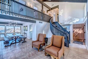 المنشأة من الداخل