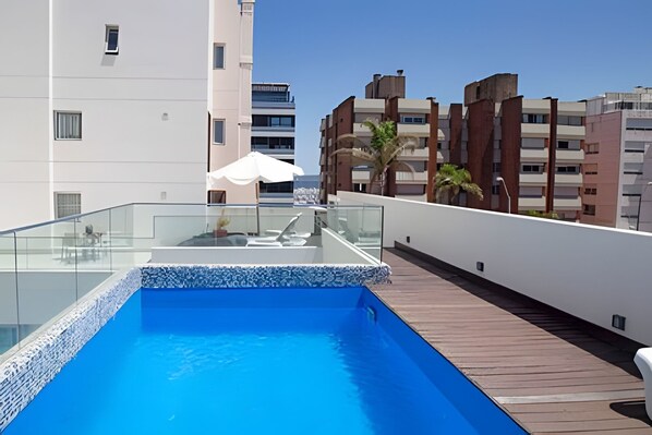 Una piscina al aire libre de temporada