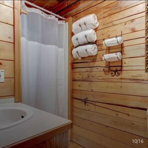 Douche, séchoir à cheveux, shampooing