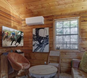 TV, offices - Ouachita Crystal Cabin 1 a couples/single retreat (Mount Ida)