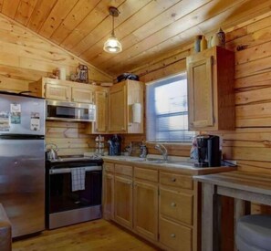 Fridge, microwave, oven, stovetop - Ouachita Crystal Cabin 1 a couples/single retreat (Mount Ida)