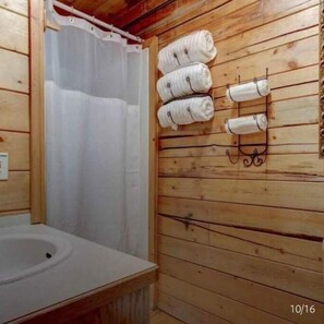 Douche, sĂšche-cheveux, serviettes fournies, savon