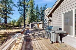 Outdoor dining - Spacious home with fireplace, private hot tub, AC, & SHARC passes (Sunriver)