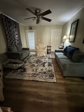 Living area - WALKING DISTANCE FROM MASTERS GOLF COURSE! (Augusta)