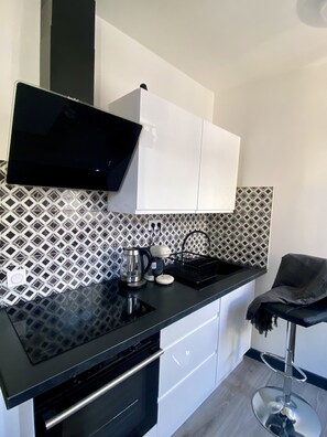 Fridge, oven, stovetop - appartement Dans le Centre Historique (Lourdes)