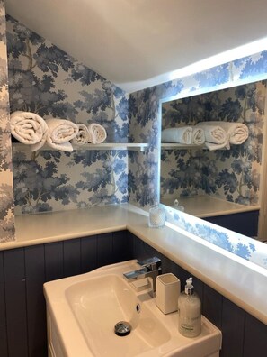 Sèche-cheveux, serviettes fournies, savon, papier toilette