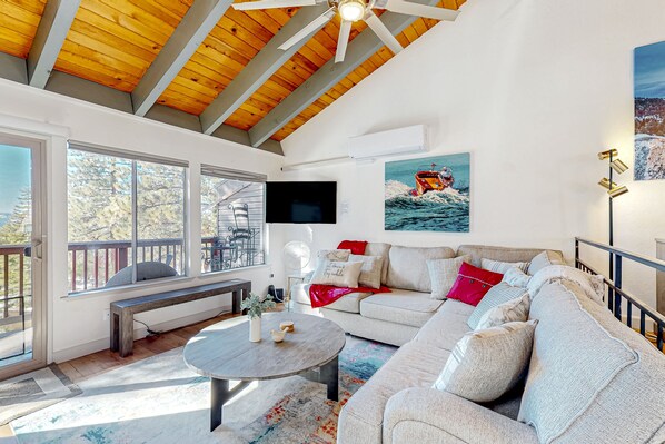 Televisión y chimenea 