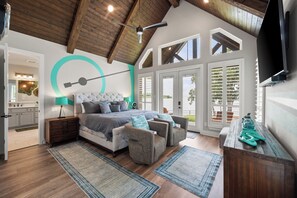 6 soverom, skrivebord, strykejern/-brett og reiseseng for barn