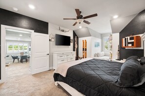 6 bedrooms, desk, iron/ironing board, travel crib - Stunning, New Lakefront Home with Private Boat Ramp (Streetman)
