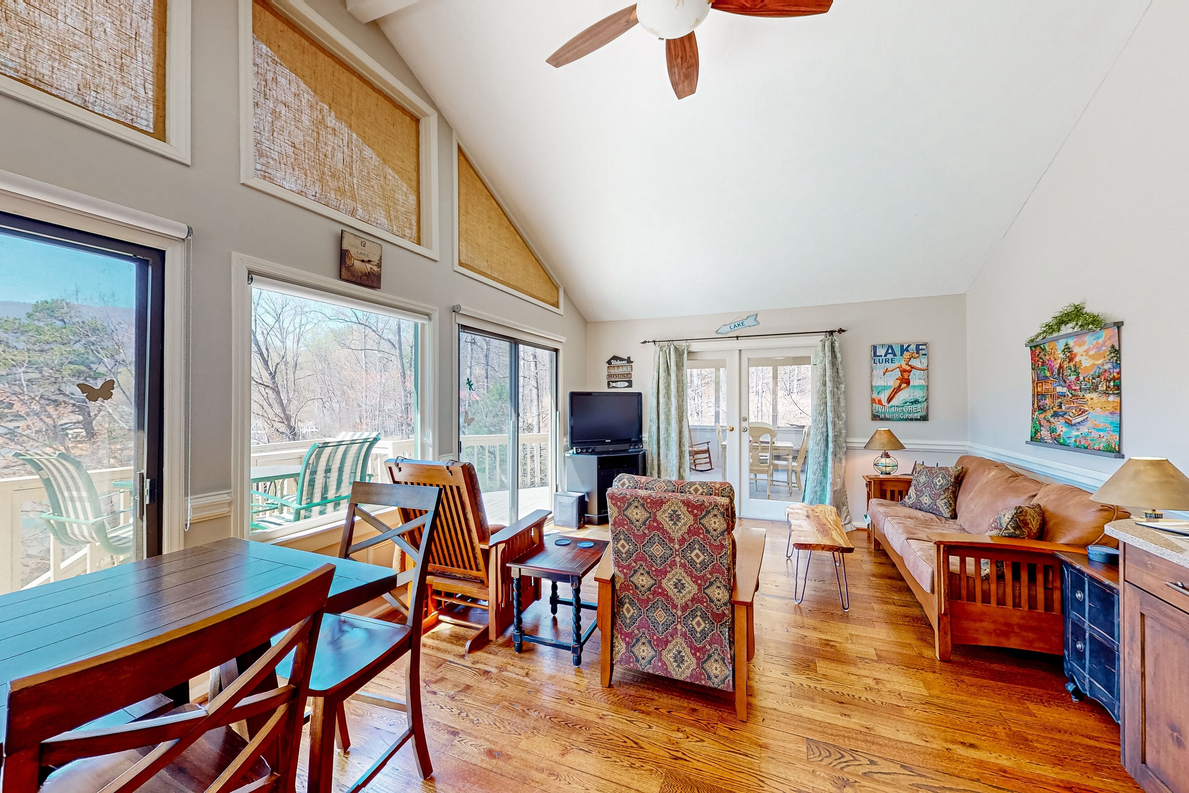 Lakefront house with mountain views, kayak, SUP & boathouse rooftop deck