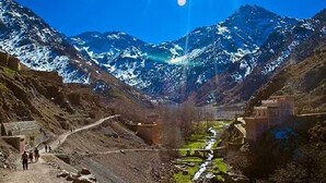 A mountainous landscape with a river, buildings, and a clear sky. - Riad Dar Tagine (Asni)