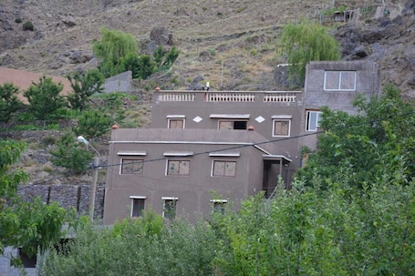 Vista frontal de la propiedad