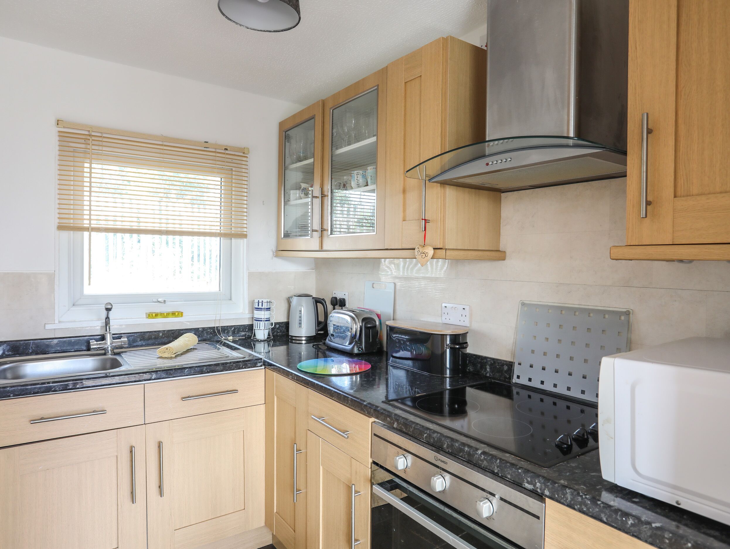 Køleskab, elkedel, brødrister, køkkentøj/tallerkener/redskaber