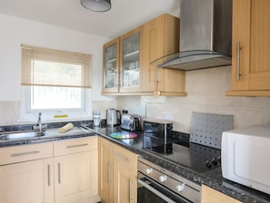 Fridge, electric kettle, toaster, cookware/dishes/utensils - Treetops (Caernarfon)