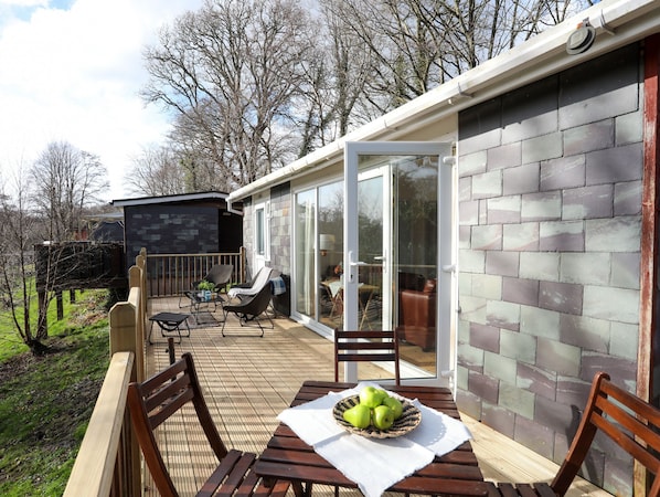 Outdoor dining - Treetops (Caernarfon)