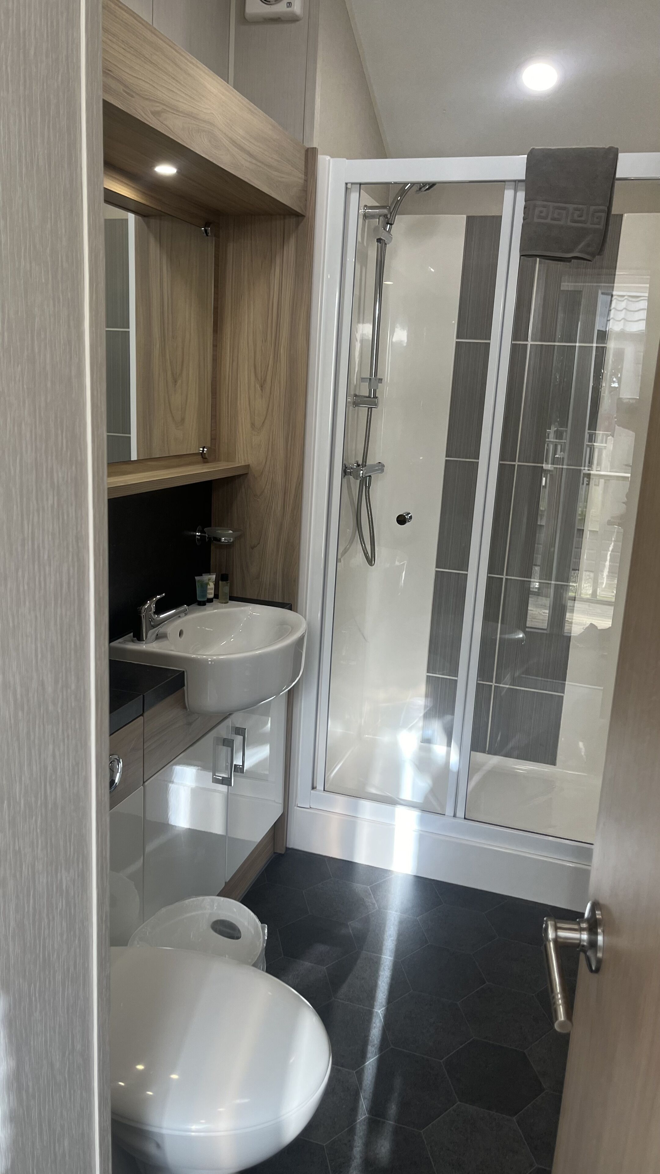 Cabin | Bilik Mandi | Pancuran mandi, kelengkapan dandanan diri percuma, pengering rambut 