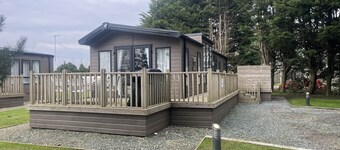 Cosy 3-bed hot tub Lodge in Pr3