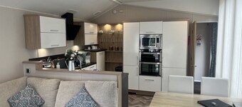 Cosy 3-bed hot tub Lodge in Pr3