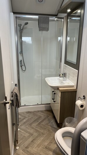 Cabin | Bathroom | Combined shower/tub, deep soaking tub, towels
