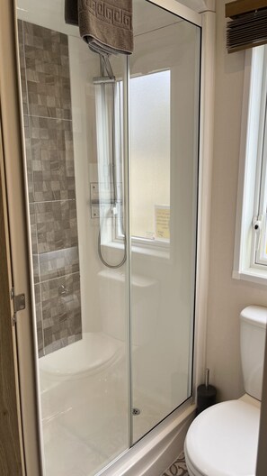 Cabin | Bathroom | Shower, towels - Immaculate 3-bed Lodge in Out Rawcliffe (Preston)