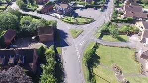 Eine Vogelperspektive auf ein Wohngebiet mit Häusern, Straßen und Grünflächen.