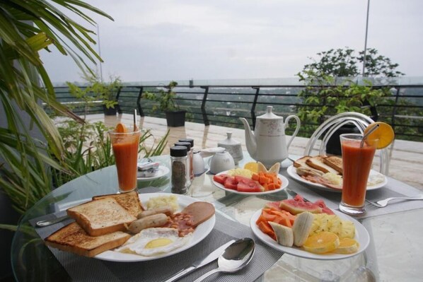 Desayuno inglés diario (USD 6 por persona)