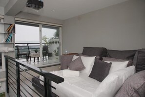 ห้องซูพีเรีย, ระเบียง | โต๊ะทำงาน, พื้นที่ทำงานแบบใช้แล็ปท็อป, ห้องเก็บเสียง, เตารีด/โต๊ะรีดผ้า