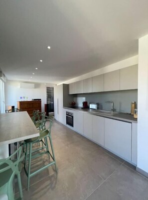 Een koelkast, een microgolfoven, een oven, een kookplaat