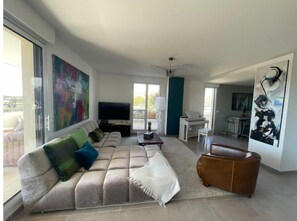 TV - Splendide T3 Avec Piscine + Terrasse à 7 min Daix (Aix-en-Provence)