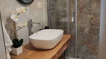 Secador de pelo, bidet, toallas, jabón
