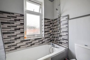 Hair dryer, towels, soap, toilet paper - Contract workers, Professionals, Families, Parking (Crewe)