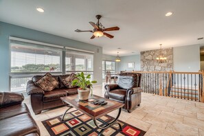 TV - Lago Vista Vacation Rental - Walk to Lake Travis! (Lago Vista)