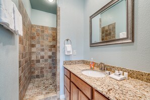Hair dryer, towels - Lago Vista Vacation Rental - Walk to Lake Travis! (Lago Vista)