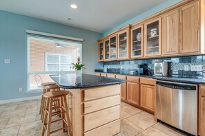 Fridge, microwave, stovetop, dishwasher - Lago Vista Vacation Rental - Walk to Lake Travis! (Lago Vista)