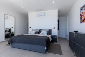 5 chambres, coffres-forts dans les chambres, fer et planche à repasser