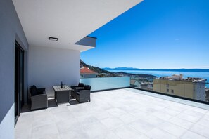 Outdoor dining - NEU Moderne Luxusvilla ARA in Makarska Mit Pool, Meerblick und Traumterrassen (Makarska)