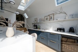 Geladeira, micro-ondas, fogão, lava-louças