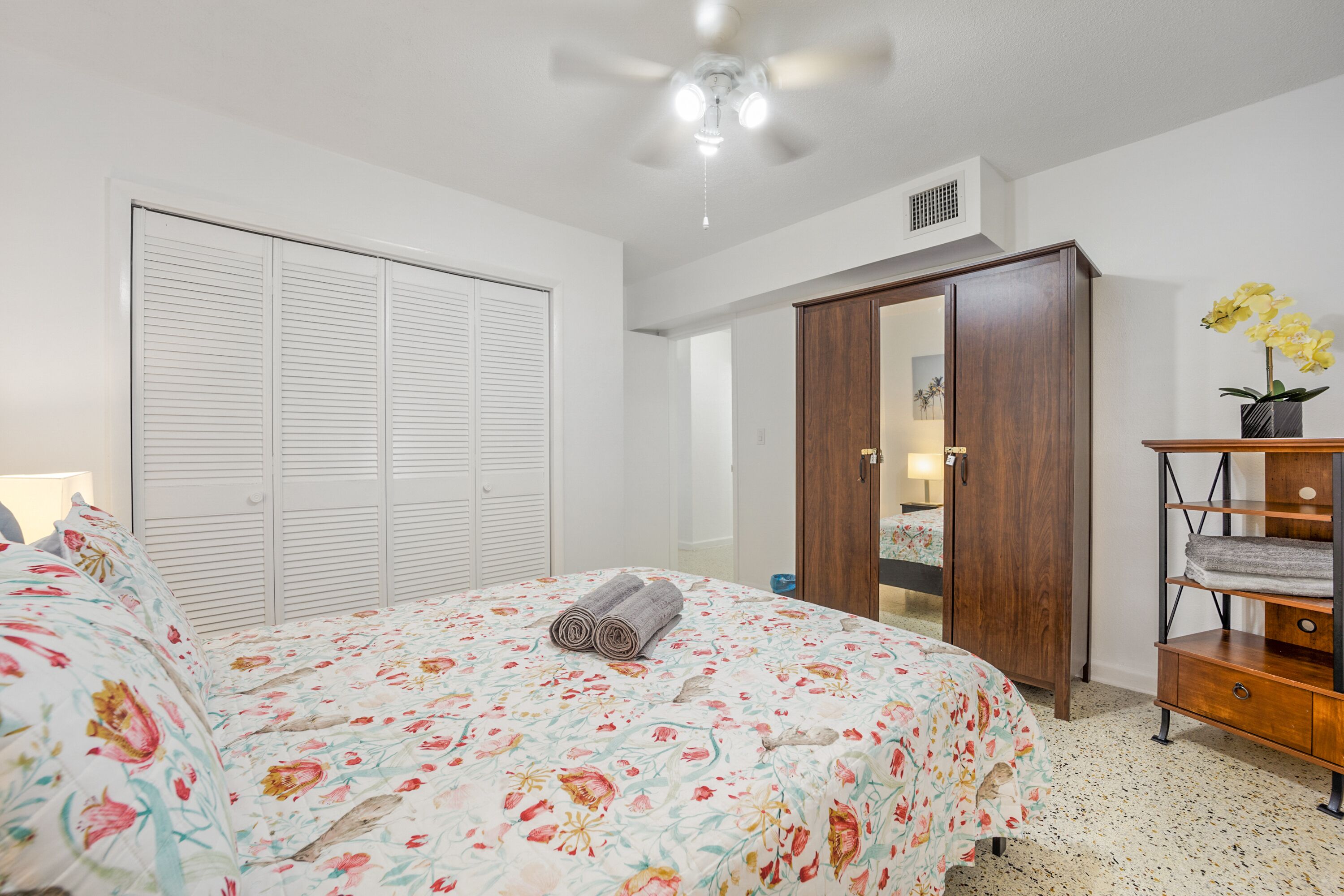 2 bedrooms, desk, iron/ironing board, travel crib