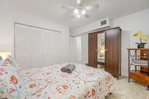 2 bedrooms, desk, iron/ironing board, travel cot - Lovely 2-bedroom rental  near Brickell w/ parking (Miami)