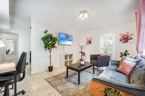 Lovely 2-bedroom rental  near Brickell w/ parking